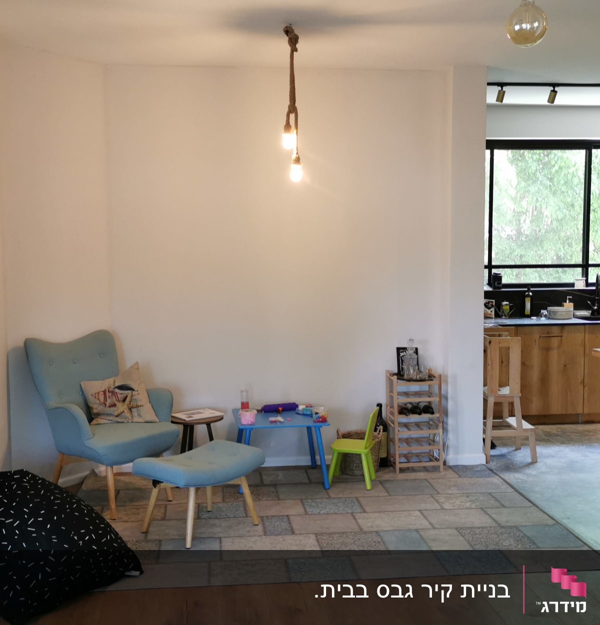 קיר גבס לבן עם מנורה תלויה מהתקרה